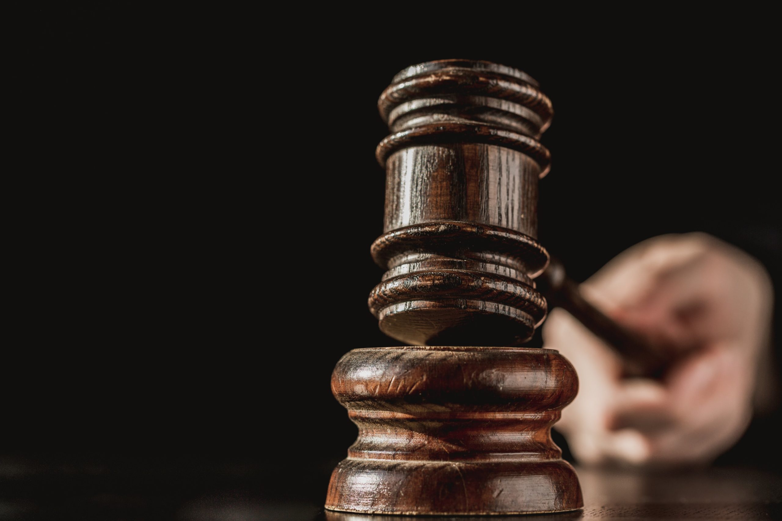 No momento você está vendo Prisão Automática ou Execução Provisória da Pena Após Condenação pelo Tribunal do Júri é (in)Constitucional
